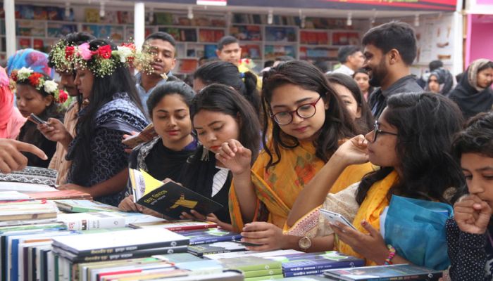 বইমেলা লেখকদের উৎসাহিত ও পরিচিত করে