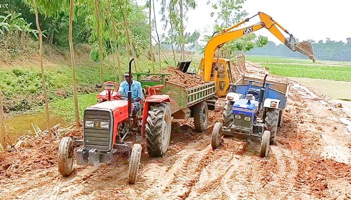 সরকারি খালের পাড়ের মাটি যাচ্ছে ইট ভাটায়