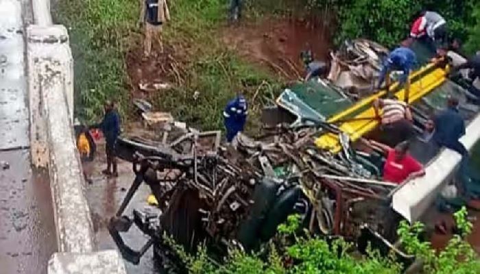 দক্ষিণ আফ্রিকার প্রদেশে বাস-ট্রাক সংঘর্ষে নিহত ২০