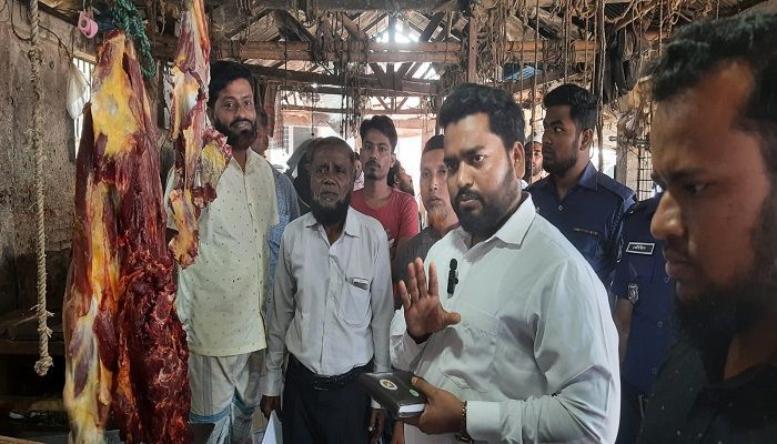 নোয়াখালীতে চড়া দামে ফল বিক্রি করায় জরিমানা