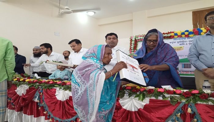 গাইবান্ধায় ১০৩ টি ভূমিহীন ও গৃহহীন পরিবার পেল স্বপ্নের নীড়
