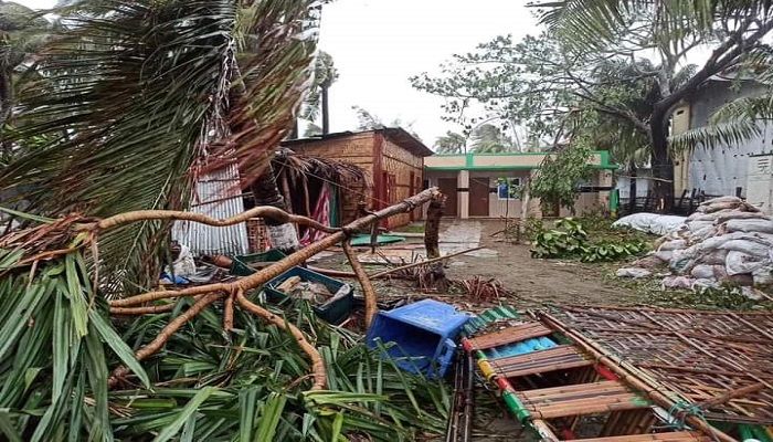 সেন্টমার্টিনে কমপক্ষে ১২শ ঘরবাড়ি বিধ্বস্ত  