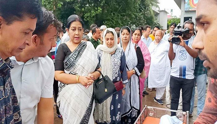 ফুলেল শ্রদ্ধায় নির্মাতা সালাহউদ্দীন জাকীকে চিরবিদায়