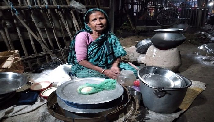 শীতের শুরুতেই পটুয়াখালীতে বিভিন্ন পিঠা তৈরির ধুম
