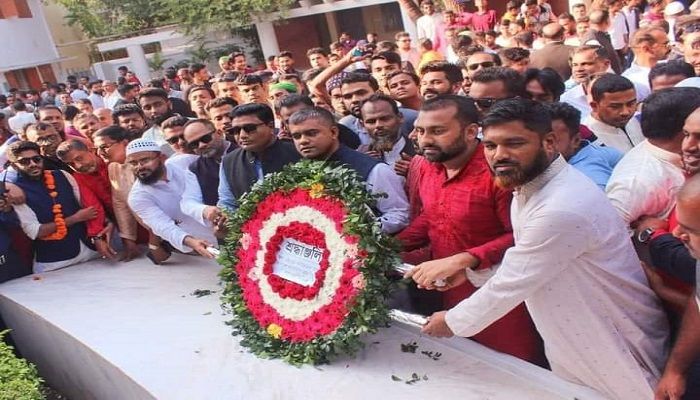 বঙ্গবন্ধুর সমাধিতে শ্রদ্ধা নিবেদন করলেন সোহাগ 