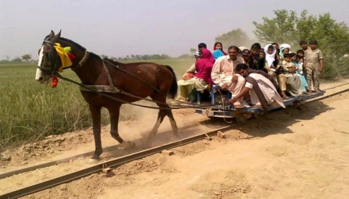 বুলেট ট্রেনের বিশ্বে ঘোড়ার রেলগাড়ি
