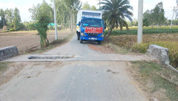 কালভার্ট ভেঙেছে ৫ মাস, দুর্ভোগে ২ উপজেলার মানুষ