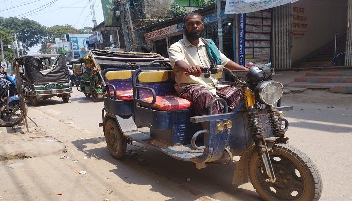 একটি রিকশার আক্ষেপে খেয়ে না খেয়ে ২৫ বছর পার