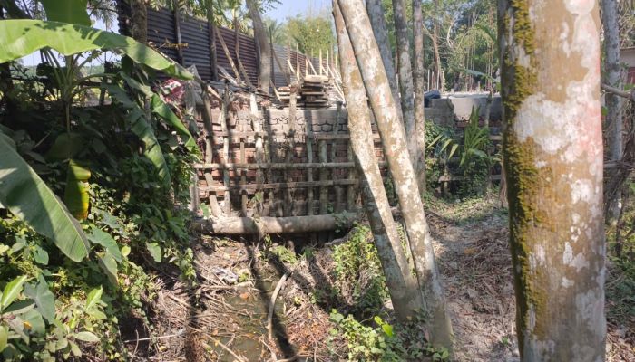 ব্রীজের মুখ আটকিয়ে ভবন নির্মান; ২ শতাধিক কৃষক শঙ্কিত