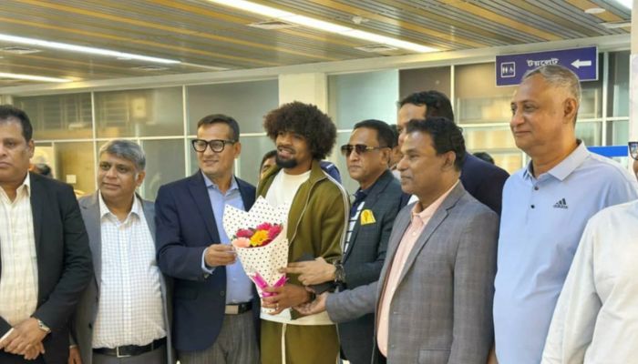 দেশে পৌঁছেছেন হামজা চৌধুরী