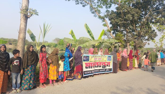 কুমারখালীতে সরকারী জলাশয় দখল ও মিথ্যা মামলা প্রত্যাহারের দাবিতে মানববন্ধন 