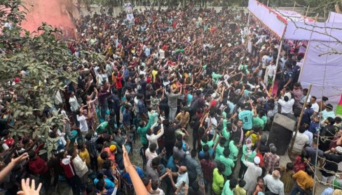 হবিগঞ্জে হামজার বাড়িতে জনতার ঢল