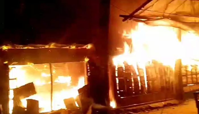 গাইবান্ধায় আগুনে পুড়লো ৩ দোকান, ১৩ লক্ষাধিক  টাকার ক্ষতি