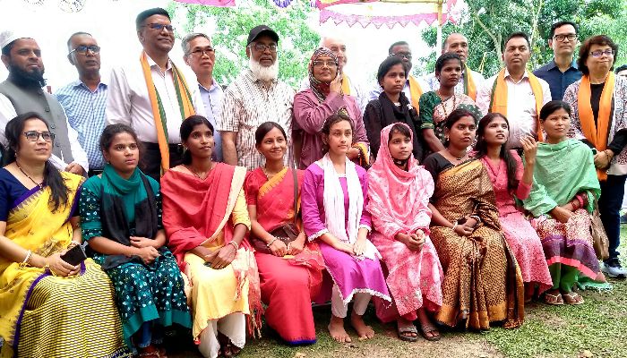 কমলগঞ্জে পাত্রখোলা চা বাগানে নারীদের মধ্যে তাঁত মেশিন বিতরণ
