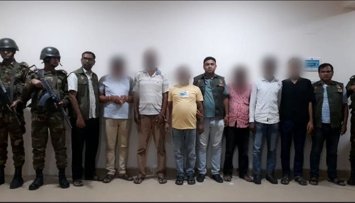 রংপুরে যৌথবাহিনীর হাতে ৬ চাঁদাবাজ গ্রেফতার