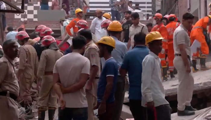 দিল্লিতে ধসে পড়েছে চারতলা ভবন আটকা অনেকে