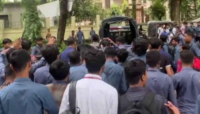 লক্ষ্মীপুর পলিটেকনিক শিক্ষার্থীদের ওপর হামলা, আটক ২