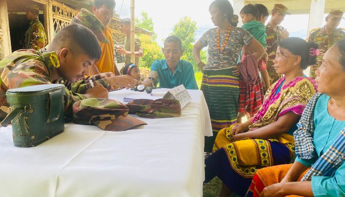 রাজস্থলীতে সেনাবাহিনীর চিকিৎসা সেবা প্রদান