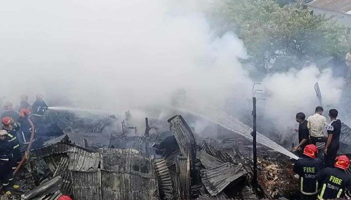 মহাখালীর বস্তিতে আগুন : ৫ ইউনিটের চেষ্টায় নিয়ন্ত্রণে