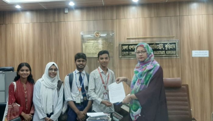 সাইবার বুলিং বন্ধে স্মারকলিপি প্রদান