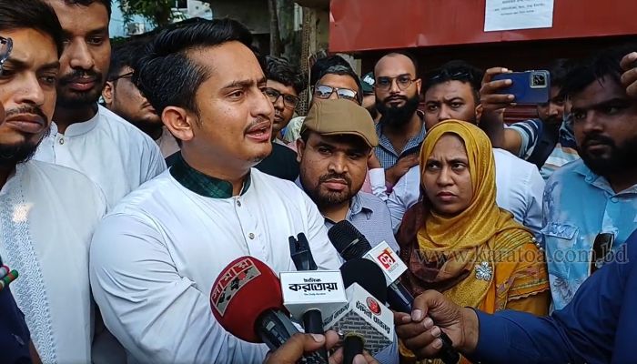 বগুড়ায় সারজিস আলমের গাড়িবহরে ককটেল হামলা
