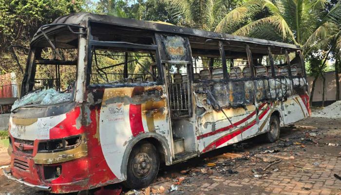 থুথু ফেলা থেকে সংঘর্ষ: আগুনে পুড়ল সিটি ইউনিভার্সিটি