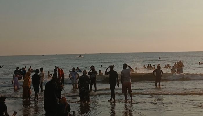 সন্ধ্যা নামলেই অন্ধকারে ঢেকে যায় সমুদ্র সৈকত