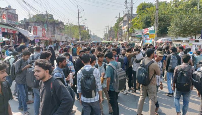 দুর্বৃত্তদের হামলায় রাবির তিন শিক্ষার্থী আহত