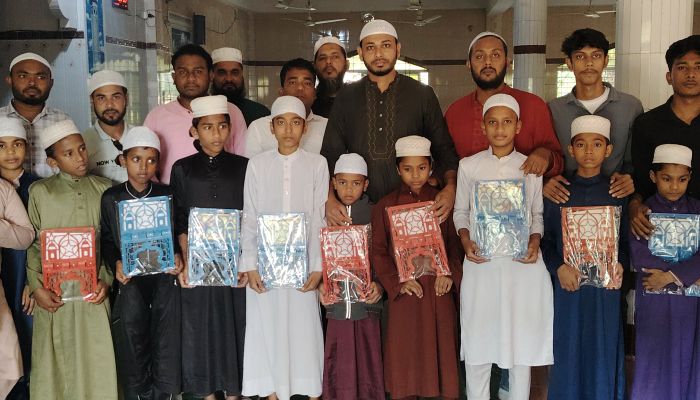 তারেক রহমানের জন্মদিন উপলক্ষে দৌলতপুরে ছাত্রদলের দোয়া ও শিক্ষা উপকরণ বিতরণ 