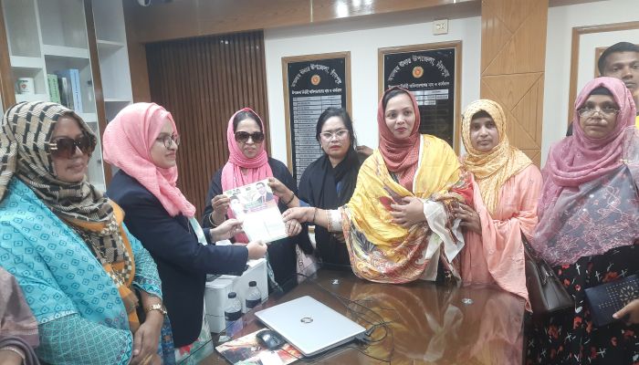 মতলব উত্তরে ড. মো: জালাল উদ্দিনের পক্ষে শাহনাজ শারমীনের লিফলেট বিতরণ