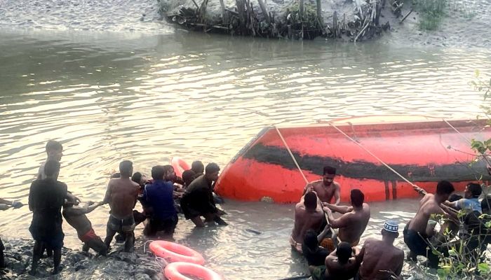 রামপালে বোট উল্টে ভাসমান ৫২ জনকে উদ্ধার করেছে তাপবিদ্যুৎ কেন্দ্র কর্তৃপক্ষ; ২০ জনকে চিকিৎসা প্রদান