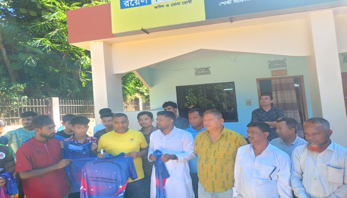 রাজস্থলীতে ছাত্রদলের উদ্যোগে ক্রীড়ামোদীদের মাঝে জার্সি বিতরণ