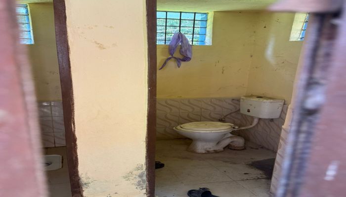 নকলে ধরা খেয়ে বিদ্যালয়ের শৌচাগারে স্কুলছাত্রীর আত্মহত্যা