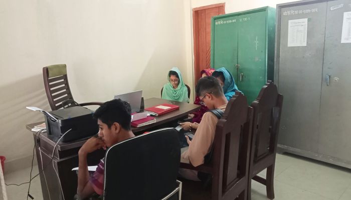 রাজাপুরে উপজেলার মঠবাড়িয়া ইউনিয়ন সচিবের অবহেলায় জনভোগান্তি চরমে 