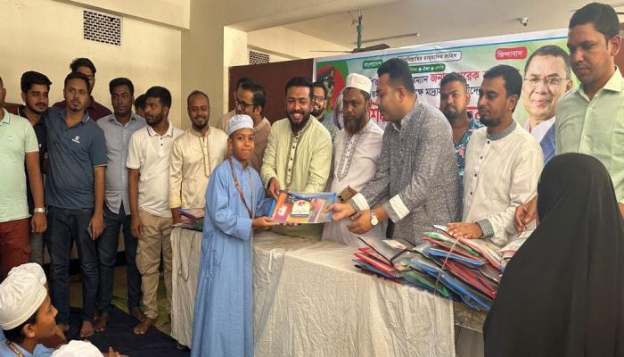 তারেক রহমানের ৬১তম জন্মদিনে চট্টগ্রাম মহানগর ছাত্রদলের শিক্ষা উপকরণ বিতরণ ও দোয়া মাহফিল