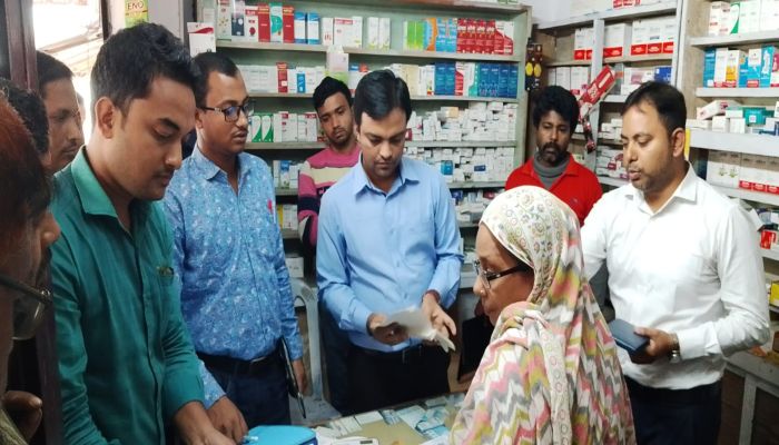 অ্যান্টিমাইক্রোবিয়াল সচেতনতা সপ্তাহে উজিরপুরে দুই ফার্মেসিকে জরিমানা