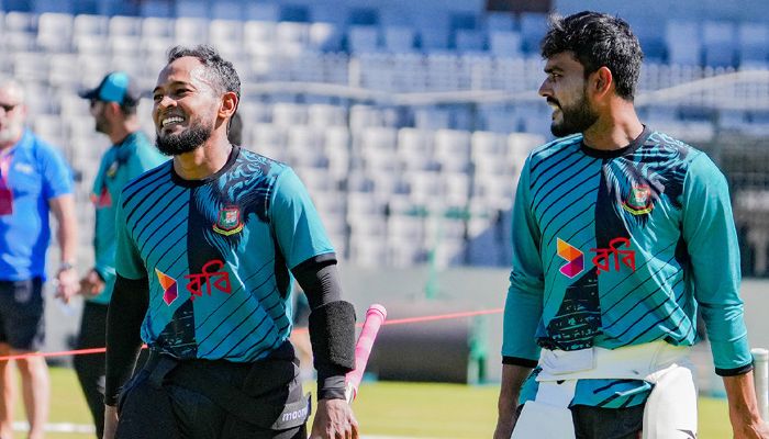 মুশফিকের শততম টেস্টে ব্যাটিংয়ে বাংলাদেশ