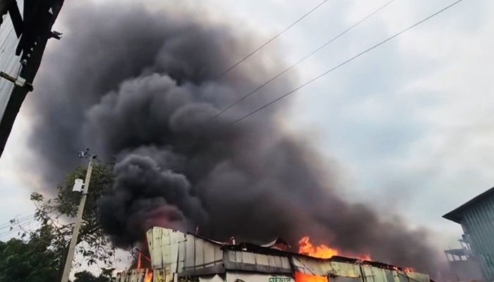 গাজীপুরে আগুনে পুড়ল ৭ ঝুট গুদাম