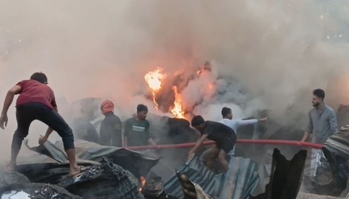 টঙ্গীতে রেললাইনের পাশে অগ্নিকাণ্ডে পুড়ে গেছে ৫ গুদামের মালামাল