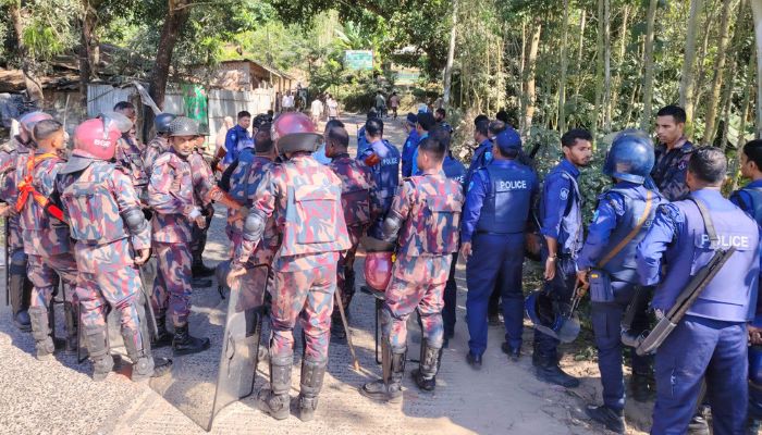 চকরিয়ায় শ্রমিকদের সঙ্গে যৌথবাহিনীর সংঘর্ষ, আহত ২০