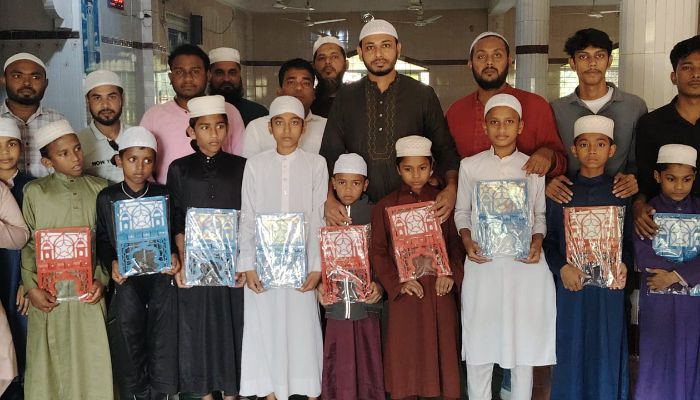 তারেক রহমানের জন্মদিন উপলক্ষে দৌলতপুরে ছাত্রদলের দোয়া ও শিক্ষা উপকরণ বিতরণ 