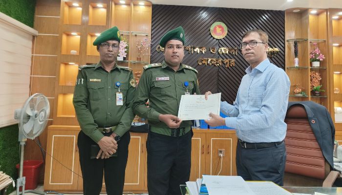 পরিত্যক্ত নবজাতক উদ্ধার করায় ভিডিপি দলনেতাকে জেলা প্রশাসকের পুরস্কার