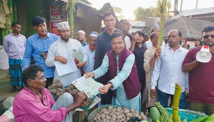 চন্দনাইশে ৩১ দফা বাস্তবায়নে লিফলেট বিতরণ 