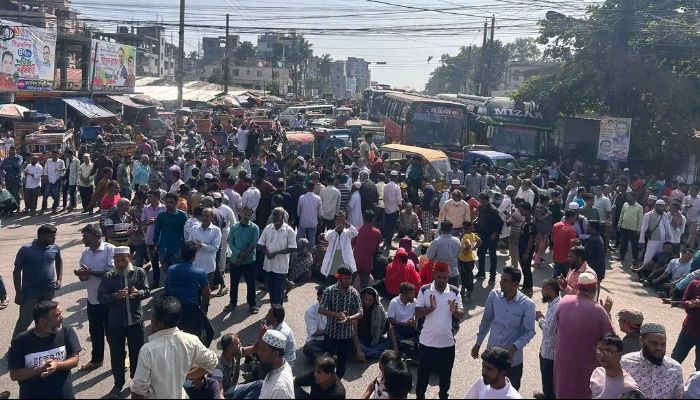 চাকরি পুনর্বহালের দাবিতে মহাসড়ক অবরোধ 