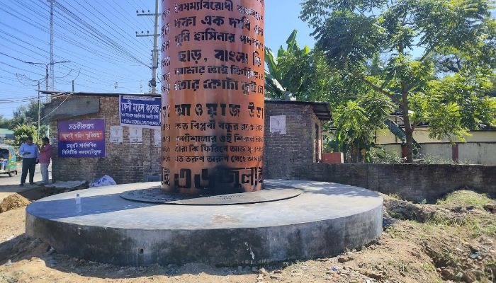 ফেনীতে জুলাই শহীদ স্মৃতিস্তম্ভে অগ্নিসংযোগ