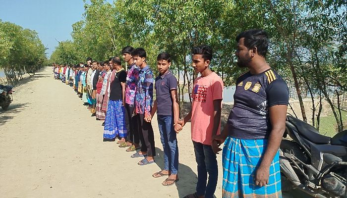 স্লুইস গেট নির্মাণের দাবিতে মানববন্ধন