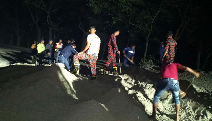 রাতভর তান্ডব, আগুন ও বালু ফেলে মহাসড়ক অবরোধ