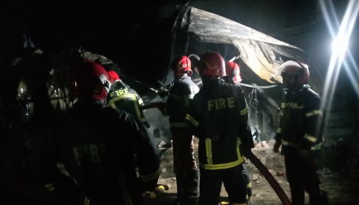 গ্যারেজে পুড়লো ৮ গাড়ি ও মোটরসাইকেল