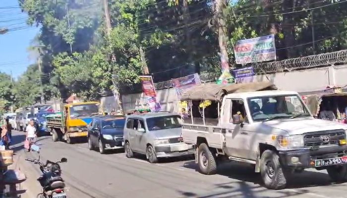 মৌলভীবাজারের রাজনগরে গাছ ফেলে অবরোধ 