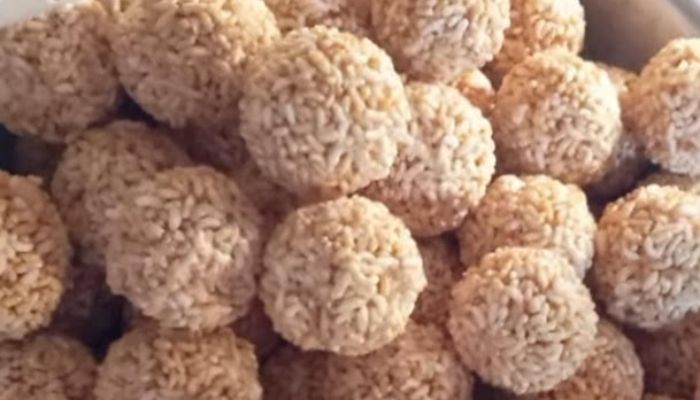 বাঙালির ঘরের ঐতিহ্যবাহী মোয়া বিলুপ্তির পথে